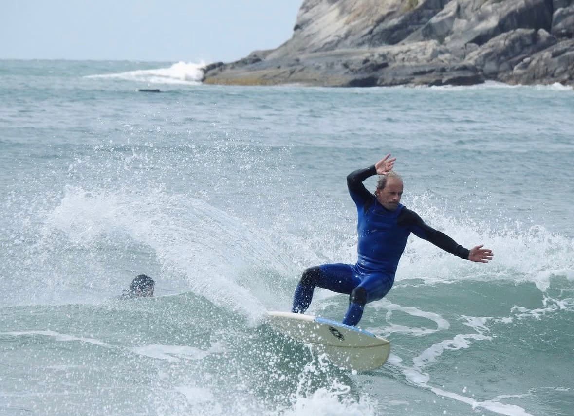 Josué surfing
