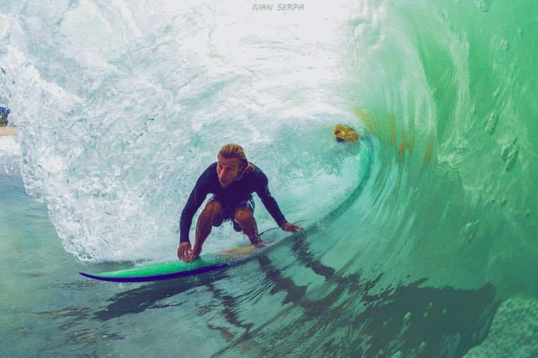 Tarik Veschi surfing
